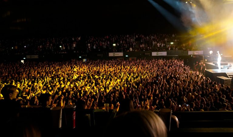 Tragedie la concertul Oasis: Moartea unui fan ridică întrebări despre siguranța la evenimentele de masă
