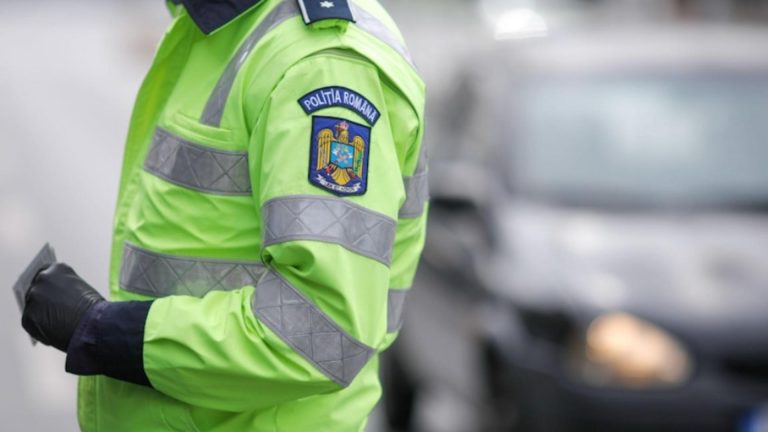 Accident grav în Olt: șoferul vinovat a fugit de la fața locului. Două persoane au ajuns la spital