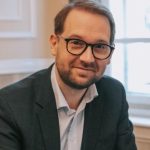 Fritz, moment stânjenitor la recitarea imnului național. Gafă monumentală în direct, cu o zi înainte de jurământ - VIDEO
