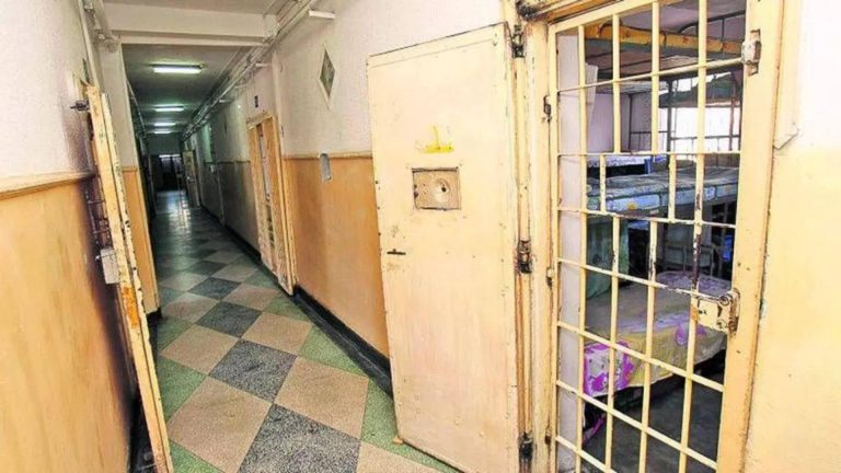 Deținut găsit spânzurat în celulă la Penitenciarul Giurgiu. Ancheta a fost preluată de procurori
