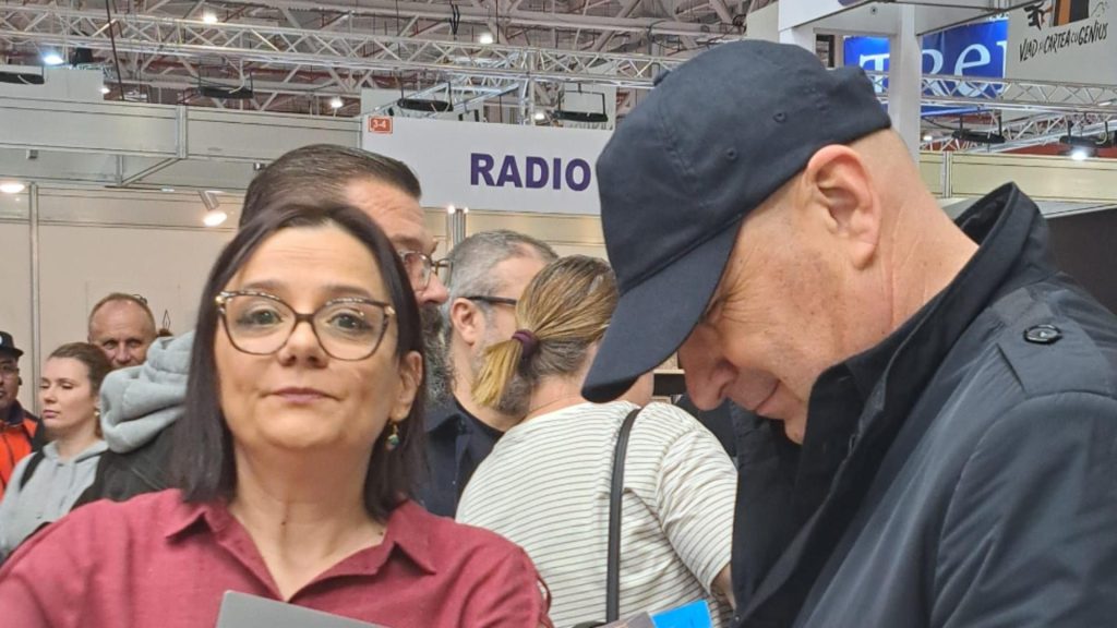 Premierul Bolojan s-a dus sub acoperirea unei "șepci", dar cu SPP-ist, la Târgul de carte Gaudeamus - FOTO/VIDEO