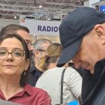 Premierul Bolojan s-a dus sub acoperirea unei "șepci", dar cu SPP-ist, la Târgul de carte Gaudeamus - FOTO/VIDEO