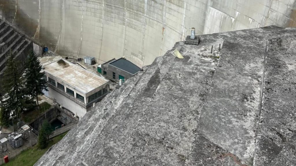 Hidroelectrica repornește agregatele de la barajul Paltinu. Localnicii din anumite zone ar putea avea probleme cu debitul