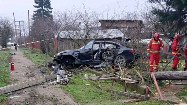 Grav accident rutier: un șofer a intrat cu mașina în stâlp în încercarea de a fugi de oamenii legii