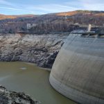 Noi imagini cu lacul Vidraru aproape gol. Nivelul apei a scăzut cu 100 de metri, peisajul este SPECTACULOS – FOTO
