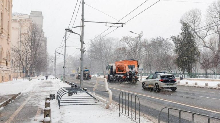 COD GALBEN de ninsori în Ajunul Crăciunului. Stratul de omăt atinge 20 de centimetri grosime în anumite zone din țară