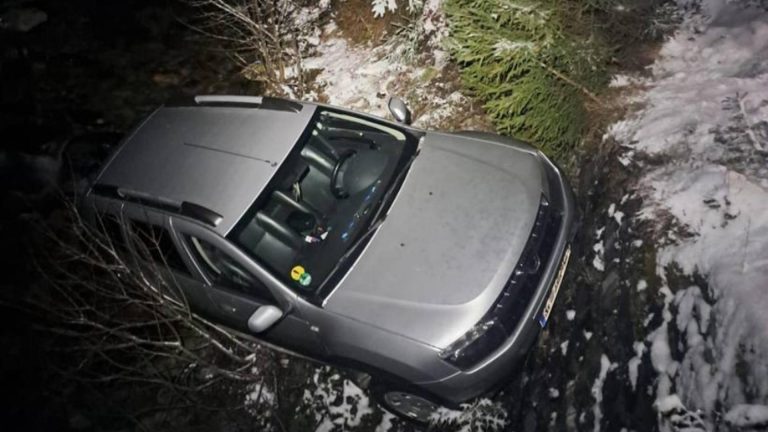 Incident pe un drum forestier, chiar în seara de Crăciun: un autoturism cu șase pasageri a căzut de pe un pod