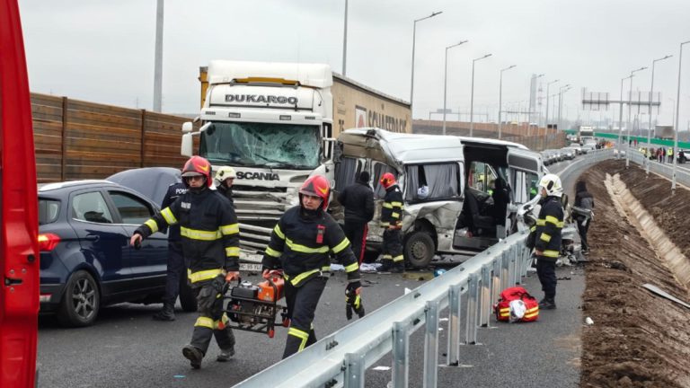 Noul tronson al Autostrăzii Moldovei, „inaugurat” cu un grav accident. Patru oameni au ajuns la spital, circulația este deviată – FOTO