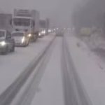 Coloane interminabile pe Valea Oltului. Ninsorile abundente și un TIR au paralizat o porțiune din DN7 - FOTO/VIDEO