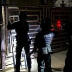Polițiști atacați cu drujba în Ajunul Crăciunului, în județul Suceava. Agresorul, împușcat și imobilizat - FOTO