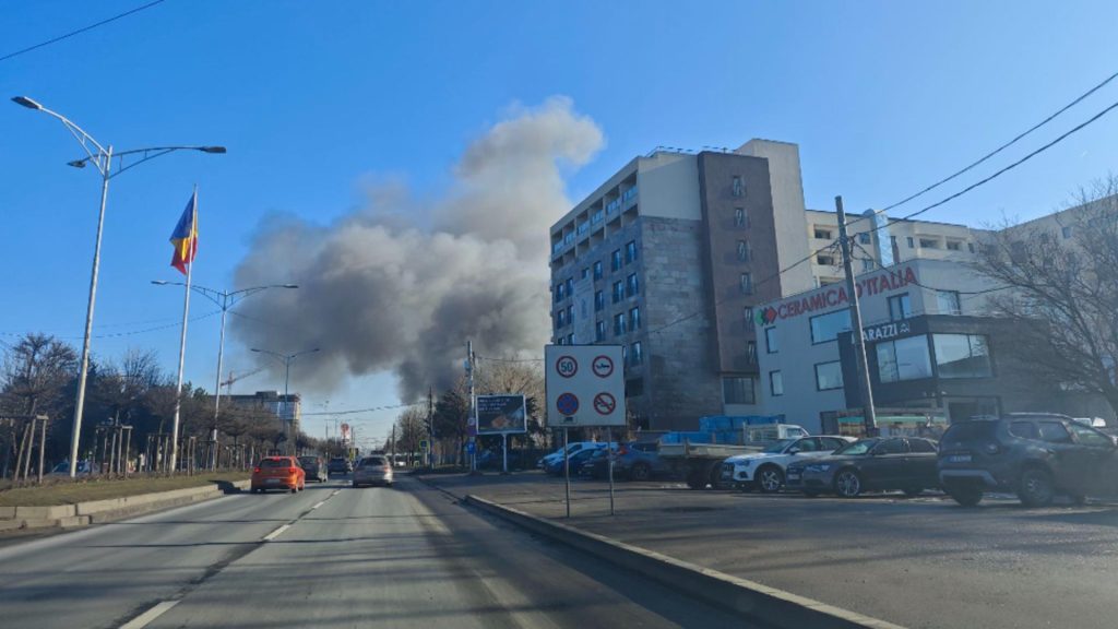 Incendiu la intrarea în București, pe A1: un depozit cuprins de flăcări. 16 mașini de pompieri intervin la fața locului - A fost emis mesaj RO Alert