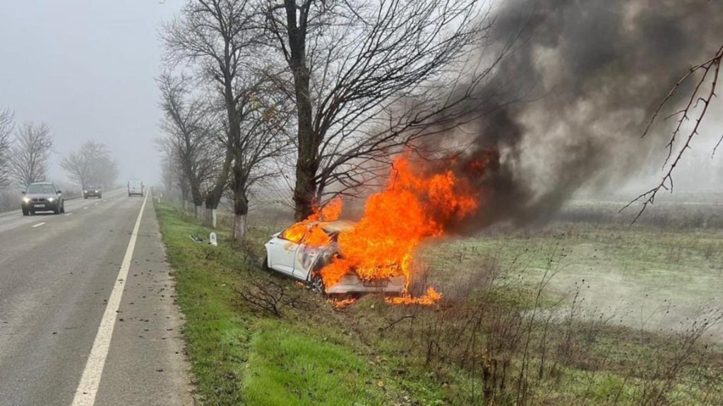 Sfârșit groaznic pentru un tânăr din Slatina. S-a izbit cu mașina de un copac și vehiculul a ars ca o torță – FOTO