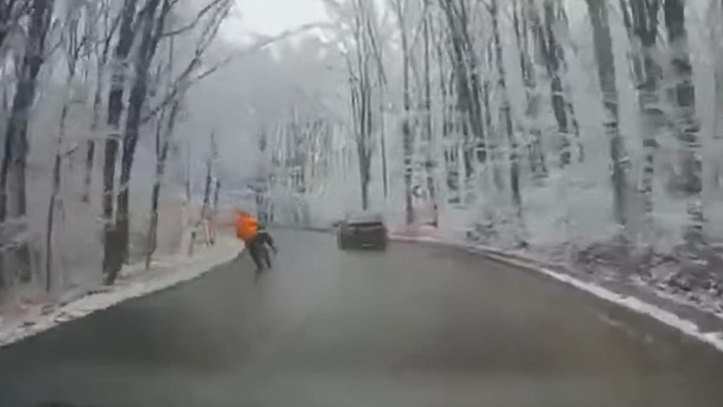 Accident teribil pe o șosea din județul Iași. Un tânăr a murit după ce a intrat cu motocicleta într‑un stâlp – VIDEO