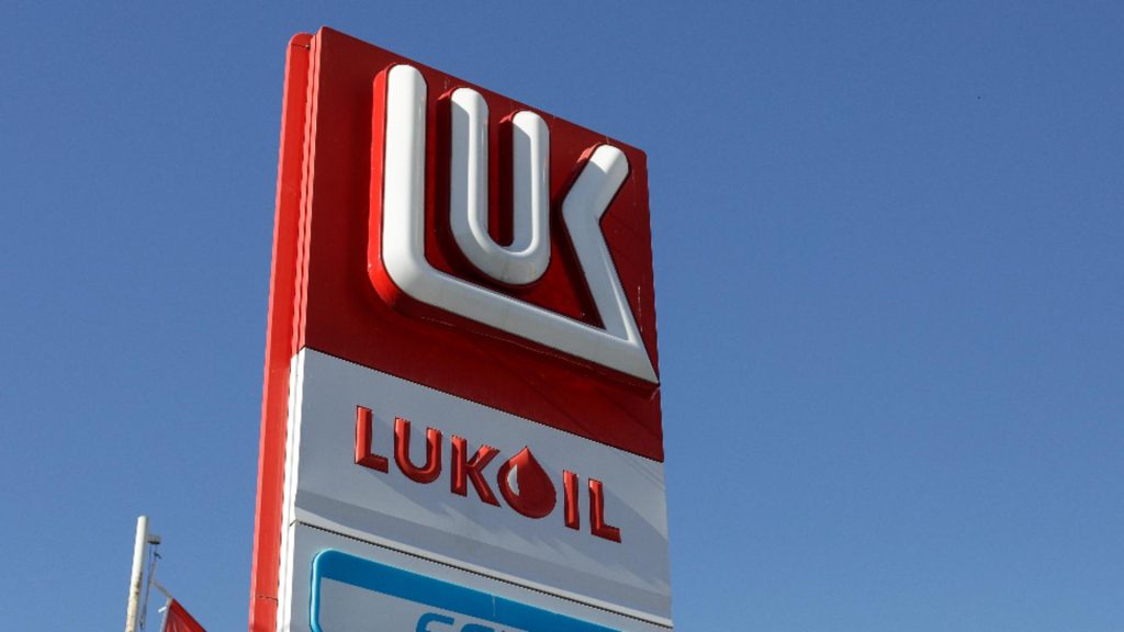 Lukoil negociază o tranzacție fără bani cu o bancă din SUA - acordul ar putea necesita aprobarea lui Vladimir Putin