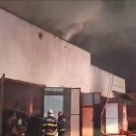 Incendiu masiv într-o hală din Vaslui. Intervenție de amploare a pompierilor - VIDEO