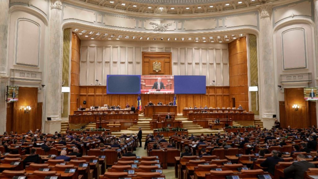 Peste 900 de foști parlamentari beneficiază de pensii speciale pentru mandatele exercitate în Parlament