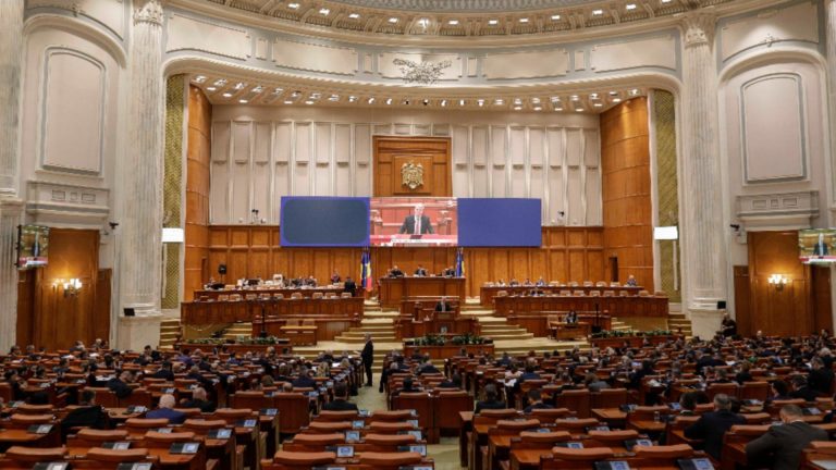 Peste 900 de foști parlamentari beneficiază de pensii speciale pentru mandatele exercitate în Parlament