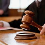 Judecătorii îi cer Curții Constituționale să respingă legea lui Bolojan. Magistrații acuză: Legea pensiilor ne afectează independența