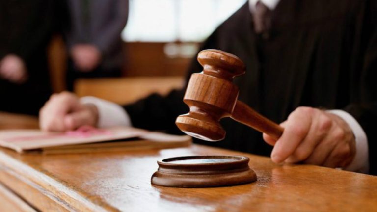 Judecătorii îi cer Curții Constituționale să respingă legea lui Bolojan. Magistrații acuză: Legea pensiilor ne afectează independența