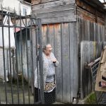 Bătrână sărmană, lăsată fără apă în ajun de sărbători, în România lui Bolojan. Femeia a izbucnit în lacrimi când a auzit că trebuie să achite mii de lei- VIDEO