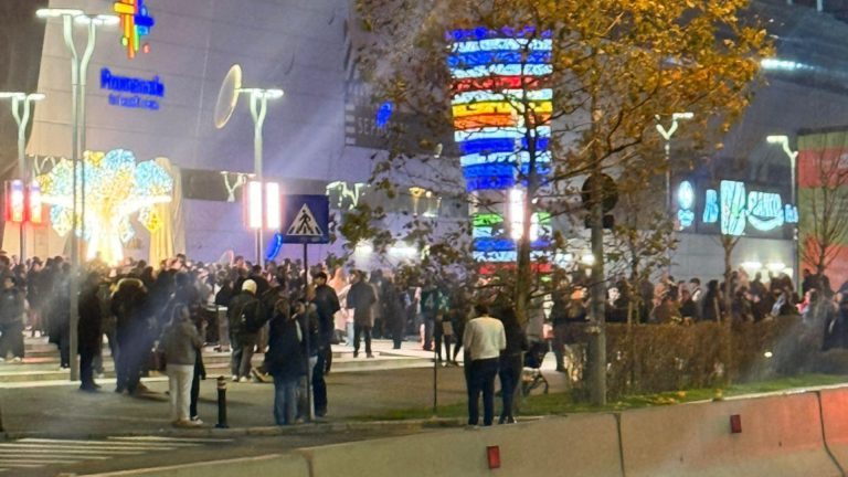 Incendiu la Mall Promenada din București. Oamenii au ieșit din centrul comercial, pompierii intervin de urgență