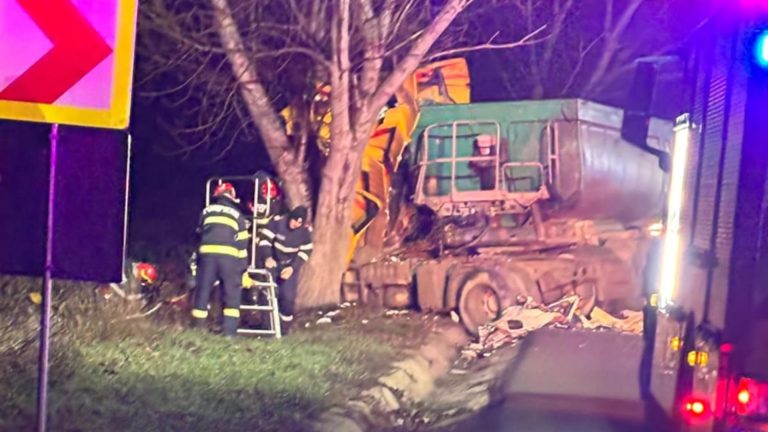 Accident mortal pe o șosea din județul Iași, o autoutilitară și un camion s-au ciocnit frontal - VIDEO