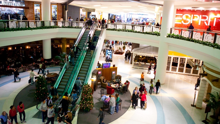 Panică într-un mall din Arad: bărbat inconștient, salvat de jandarmi după ce s-a prăbușit pe scările rulante