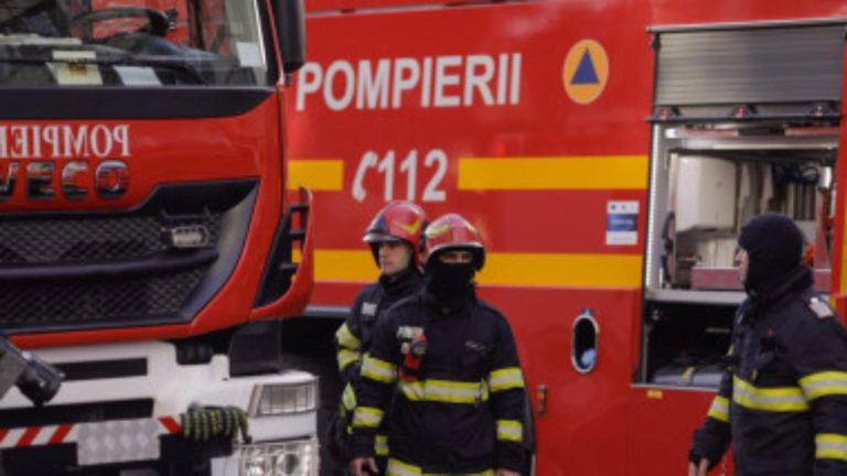 Incident șocant în Orșova. Un bărbat a murit de atac de panică după ce casa i-a fost mistuită de flăcări