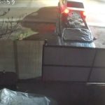 Autospecială de poliție surprinsă lovind o mașină parcată la poartă. Echipajul a părăsit locul accidentului înainte să fie observat - VIDEO