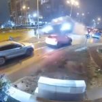 Accident spectaculos la Oradea: un șofer a ajuns la spital după ce a „zburat” cu mașina peste un sens giratoriu - VIDEO
