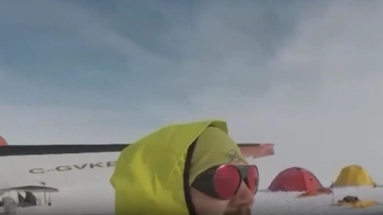 Românul care a cucerit Everestul pleacă spre Antarctica. Vrea să escaladeze 4.900 de metri