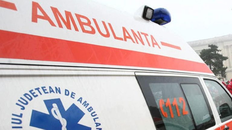 Tânăr de 25 de ani, găsit înjunghiat pe marginea unui drum din Vaslui. Victima, transportată de urgență la spital în stare gravă