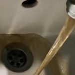 Criza apei din Prahova. Oamenii care au primit nămol la robinet ar putea plăti facturi ca pentru apă potabilă