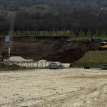 Halucinant! Doi „antreprenori” au făcut parcare în...albia unui rău! Garda de Mediu a intervenit la timp FOTO