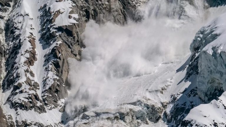 Pericol de avalanșă de gradul 3 în Munții Făgăraș. Turiștii, avertizați de Salvamont Sibiu