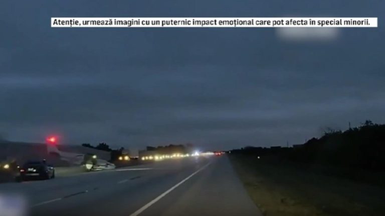 Avion prăbușit pe autostradă peste o mașină