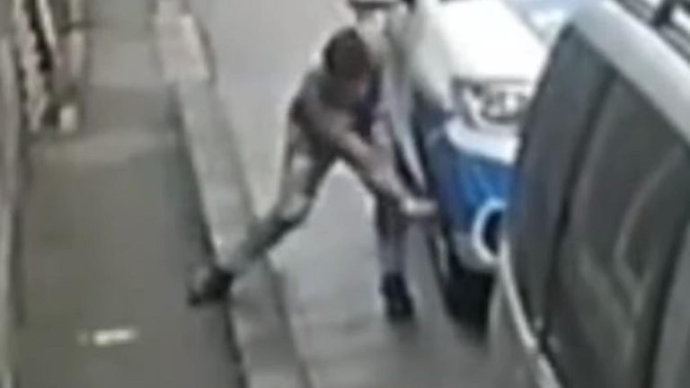 Crăciun cu dosar penal pentru un bărbat din Alba Iulia care a vandalizat opt mașini în noaptea de Ajun
