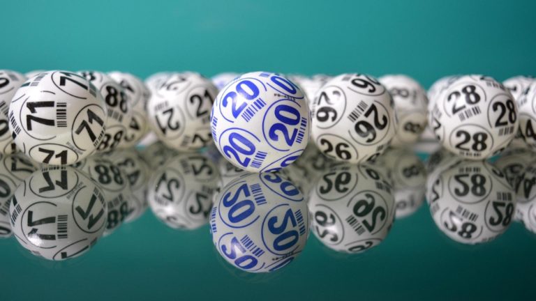 Au fost extrase numerele câștigătoare la Loto. Report istoric la Joker - peste 8 milioane de euro
