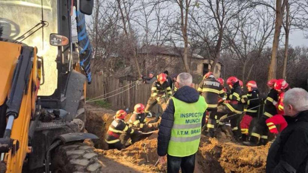 Tragedie în județul Brăila. Bărbat mort după ce a fost prins sub un mal de pământ, în timpul unor lucrări la canalizare