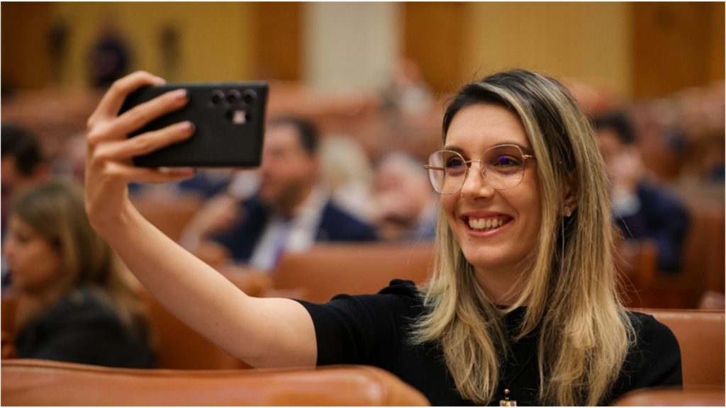 Coaliția stă pe un butoi de pulbere după moțiunea împotriva „rezistei” Buzoianu. Opoziția și PSD îi cer  să plece, USR răspunde cu tupeu – VIDEO