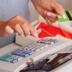 Micile magazine sătești ar putea fi obligate să suplinească lipsa bancomatelor și să le elibereze numerar clienților