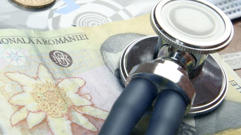 Încă doi ani Guvernul ia bani de la românii care au muncit o viață. Cetățenii, obligați să plătească contribuția la sănătate până în 2027