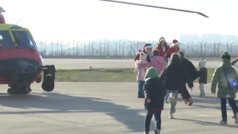 Moș Crăciun a venit anul acesta cu elicopterul Black Hawk. VIDEO
