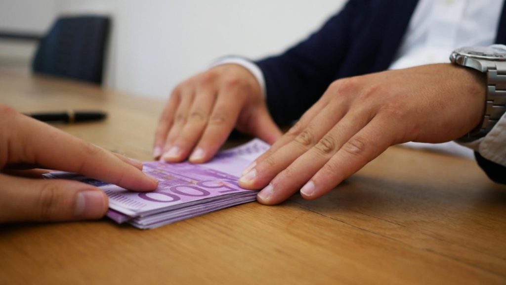 Românii se refugiază în valută. Economiile populației în euro și dolari au explodat cu peste 15%
