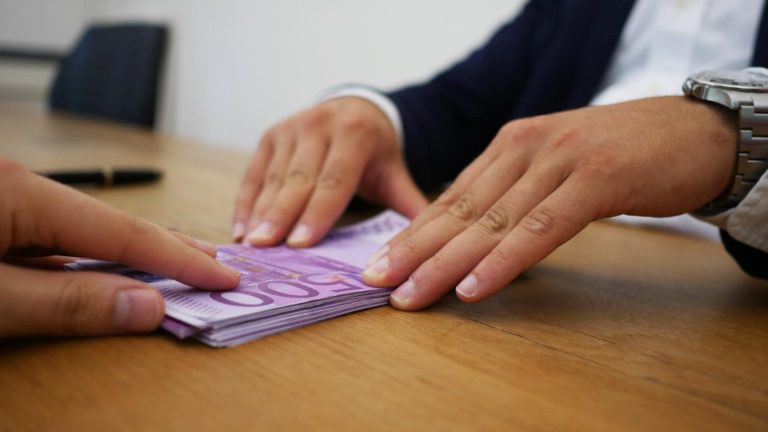 Românii se refugiază în valută. Economiile populației în euro și dolari au explodat cu peste 15%