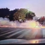 Bicicleta electrică a unui curier a luat foc din mers. Bărbatul s-a ales cu arsuri pe aproape 90% din suprafața corpului - VIDEO