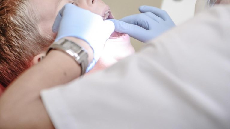 Clinica dentară unde a murit Sara susține că micuța a fost sedată profund, nu anesteziată. Părinții susțin altceva