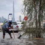 Furtună neobișnuită în Emiratele Arabe Unite: orașe inundate și trafic aerian dat peste cap