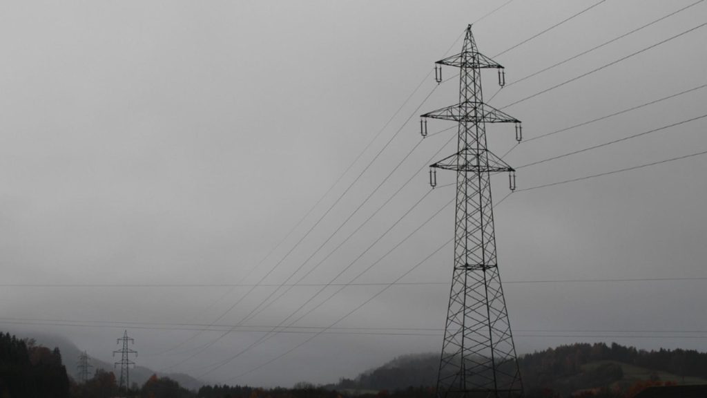 Nenorocirea continuă: curent tăiat în Prahova, după ce locuitorii nu au apă de 10 zile. Mai multe localități au rămas fără curent electric