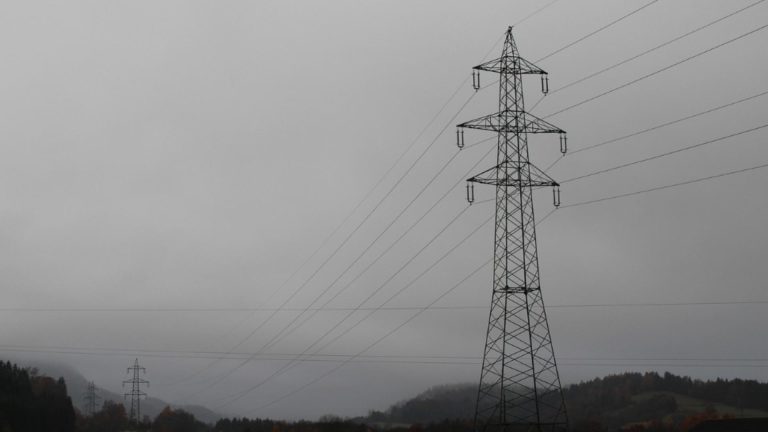 Nenorocirea continuă: curent tăiat în Prahova, după ce locuitorii nu au apă de 10 zile. Mai multe localități au rămas fără curent electric